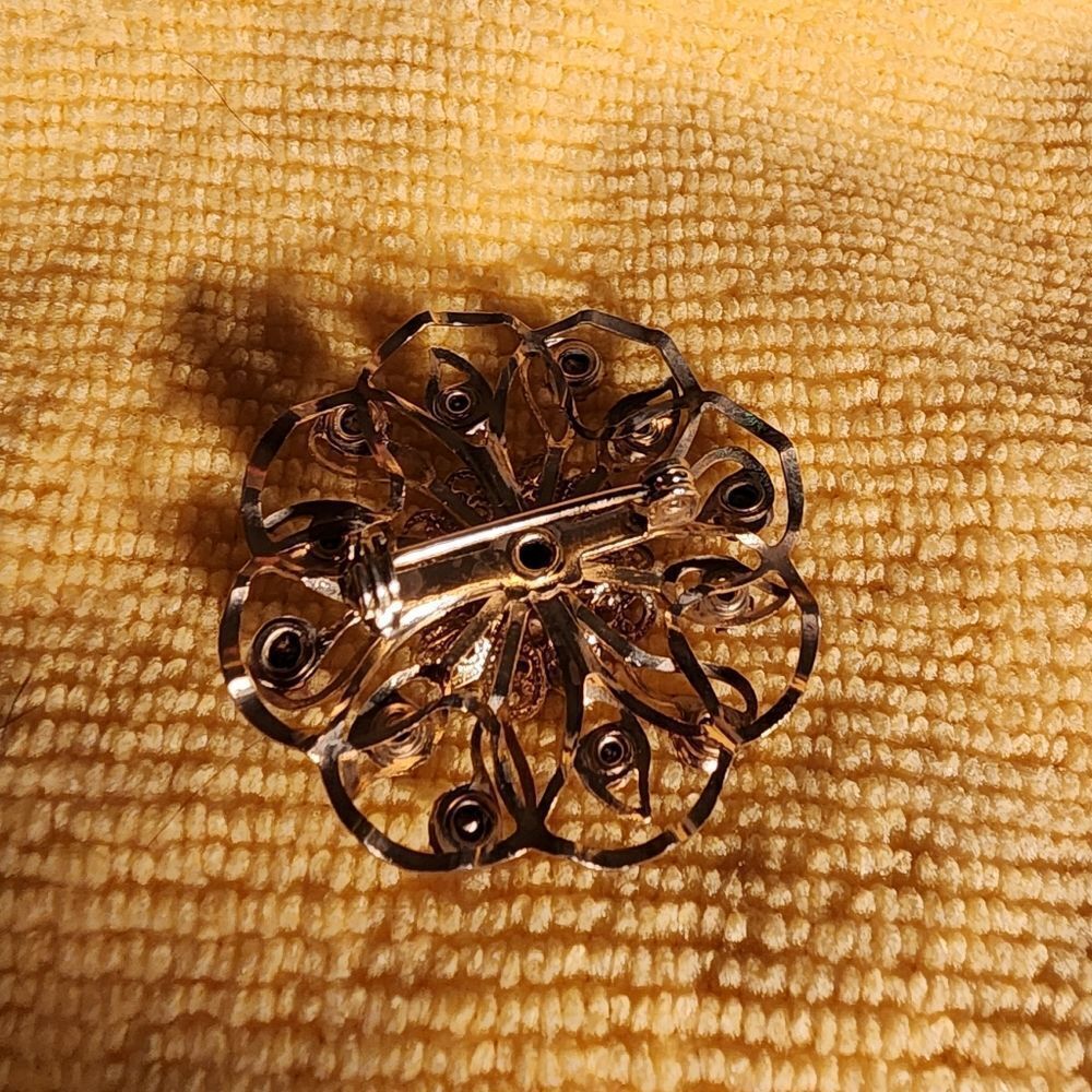 Elegant Red Gemstone Brooch - Picture 4 of 5